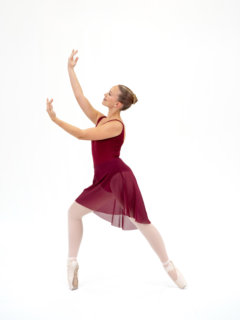 MEET COMPANY MEMBER EMMA!
How many years have you been dancing: 10 years
How many years have you been with BET: 2 years
What is your favorite ballet to watch: Giselle
What is your favorite ballet to perform: Nutcracker
What is your dream role: Sugar Plum Fairy in the Nutcracker
What is your favorite color: Purple
Advice for younger dancers: Make the most out of every class, even though you can’t give 100% all the time.
“Wanting to be someone else is a waste of the person you are” Marilyn Monroe
📸 @abbythurgoodmedia